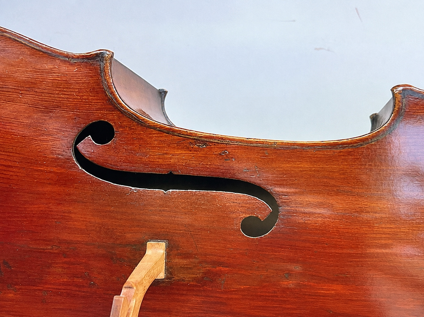 Cello i varmt scenljus